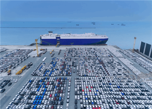 集装箱海运价格低迷，汽车海运价飙涨，滚装船运费暴涨4倍仍缺，上汽、比亚迪接连下单造船，加速出海