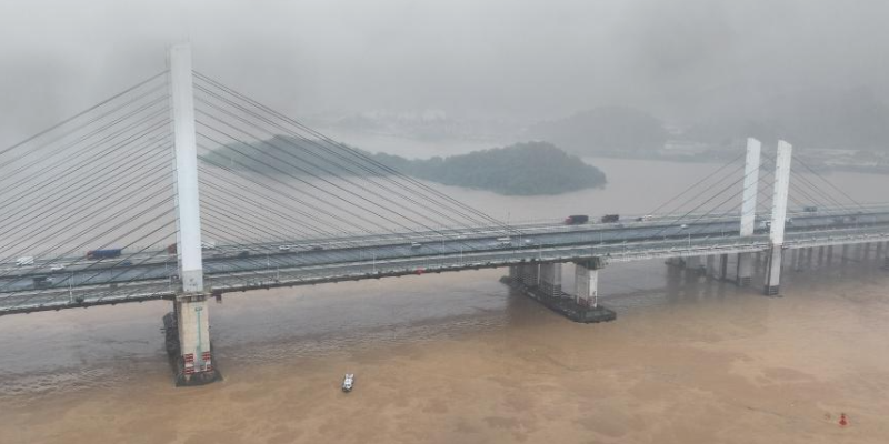 广东佛山九江大桥防撞墩受船舶擦碰，船只沉没